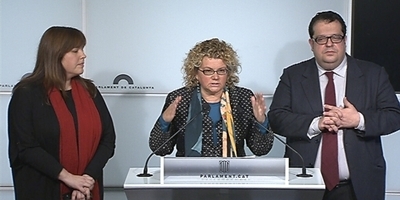 Marina Geli, al centre, Joan Ignasi Elena i Núria Ventura, en roda de premsa al Parlament. 