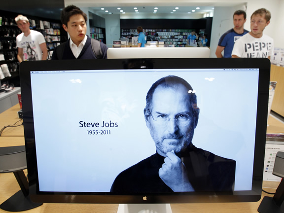 Apple ha posat a tots els productes de les botigues un obituari de Steve Jobs. (Foto: Reuters)
