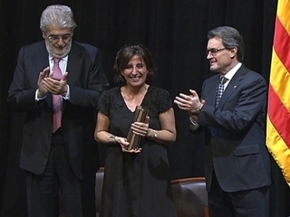 Soler, en el moment de rebre el premi, entre José Manuel Lara i Artur Mas