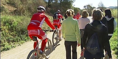 La nova regulació vol afavorir la convivència entre ciclistes i passejants.