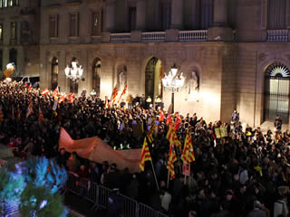 Milers de persones s'han concentrat a la plaça Sant Jaume, de Barcelona. (Foto: ACN)